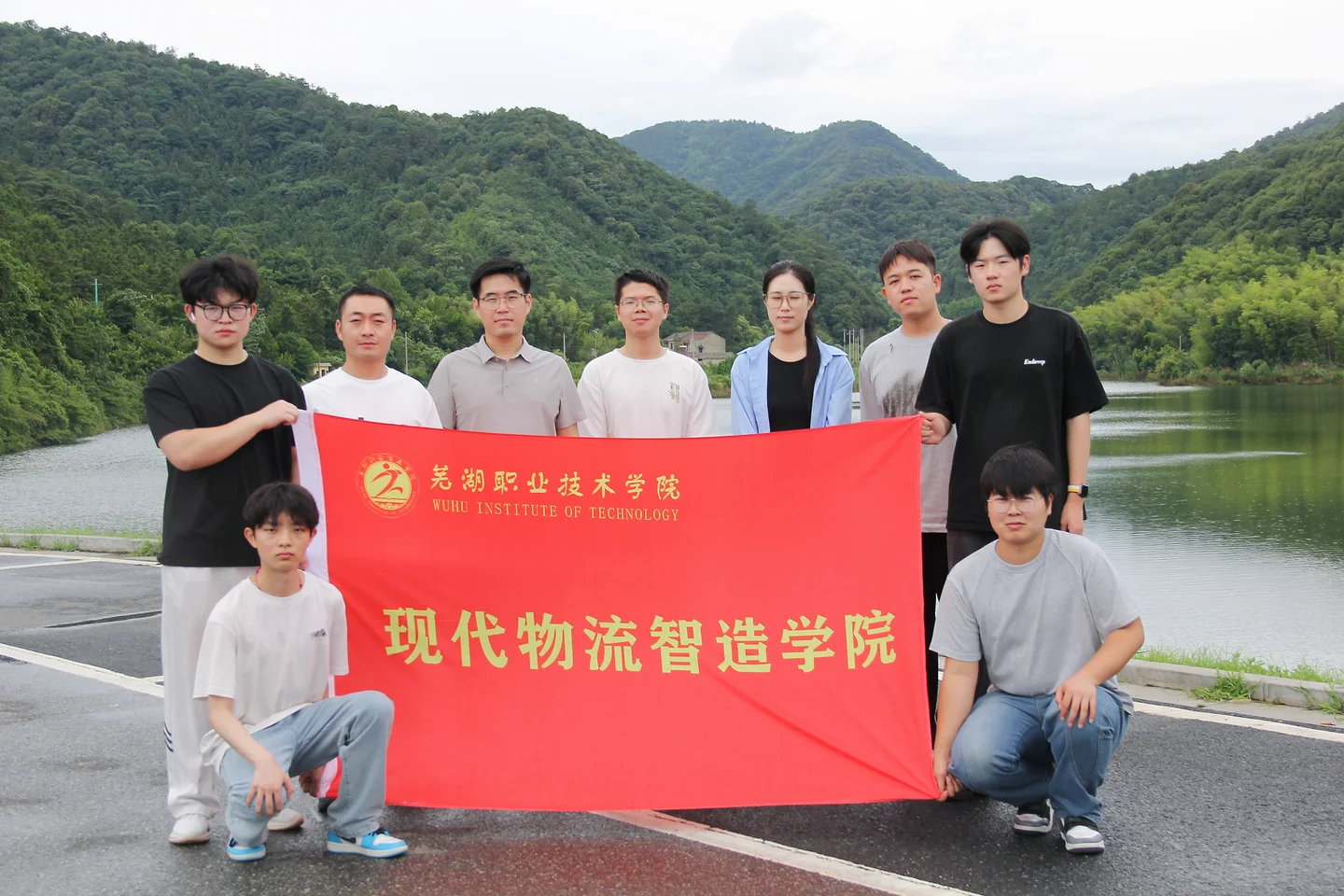 社会实践 · 湖边持旗合影