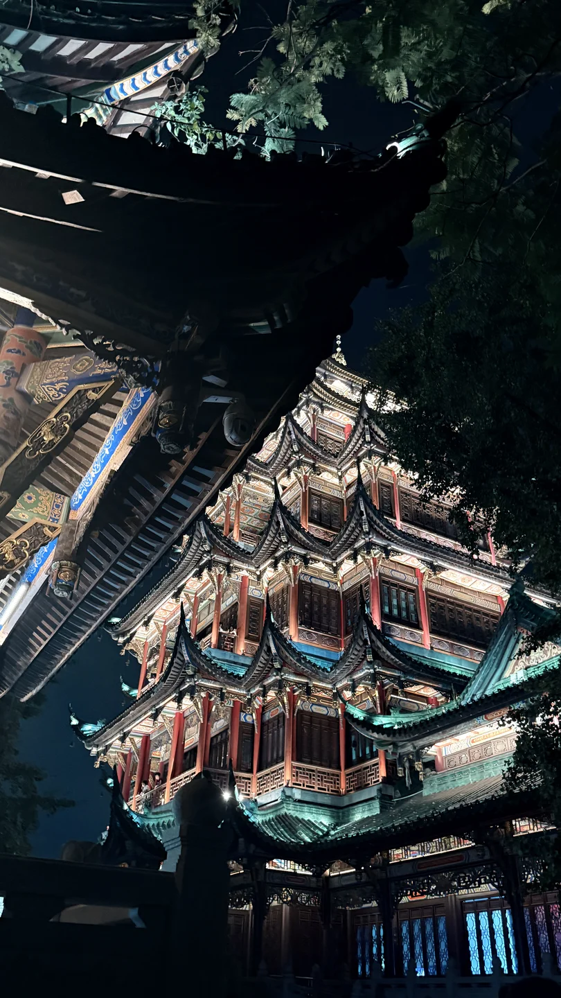 鸿恩阁 · 檐下仰望
