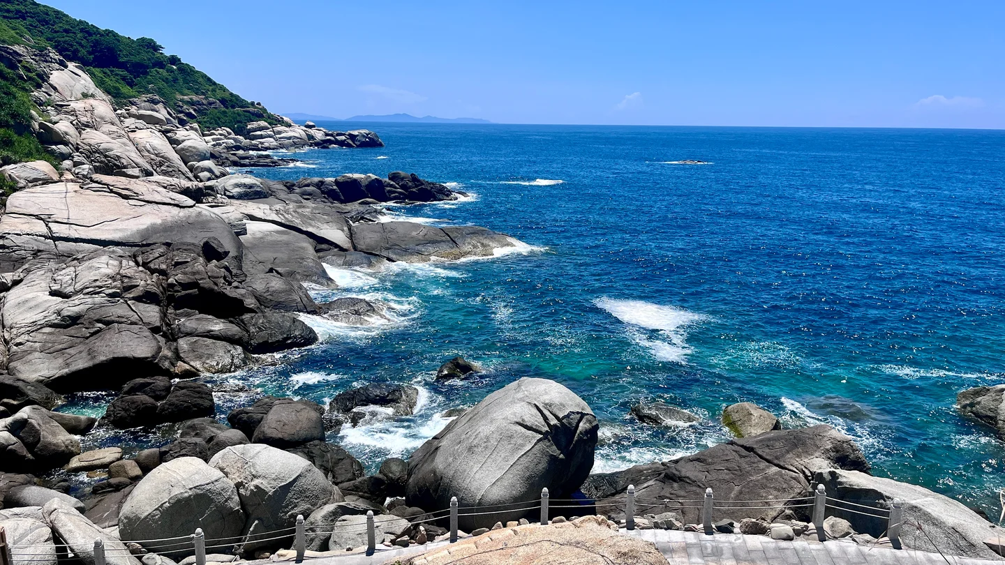 海岸 · 岩石与浪